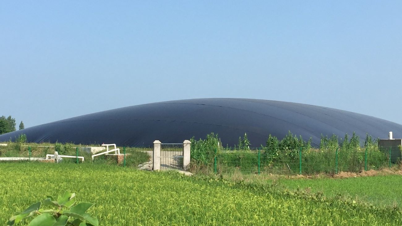 黑膜沼气池池底与气封膜HDPE土工膜施工实景