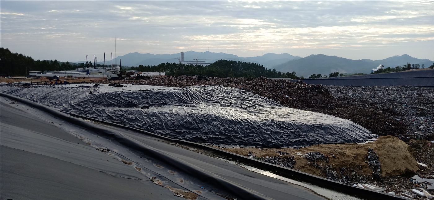 生活垃圾填埋场库区覆盖膜与铺设作业俯瞰实景