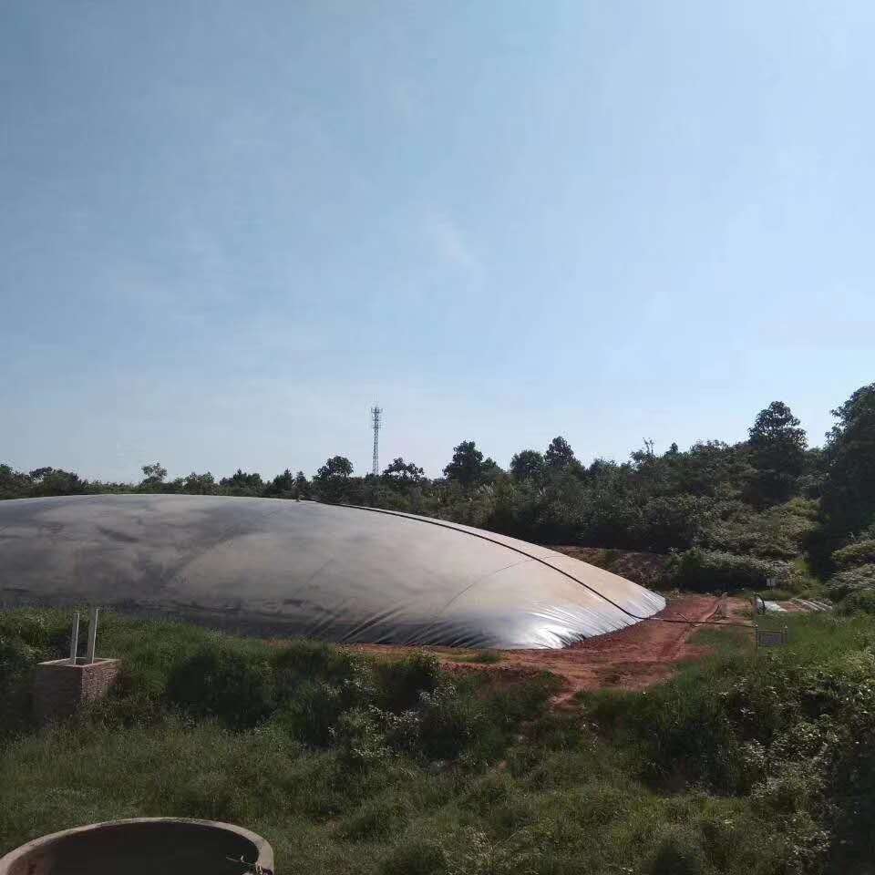 氧化塘白色土工膜防渗施工实景
