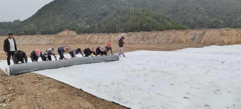 覆膜膨润土防水毯厂家_鸿跃环保