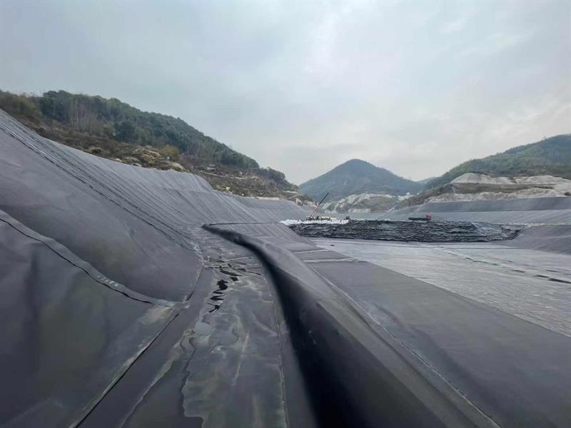 垃圾填埋场土工膜实拍图17_厂家鸿跃环保