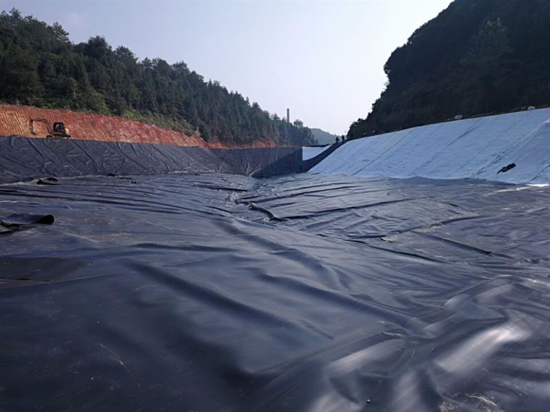 蓄水池土工膜实拍图3_厂家鸿跃环保