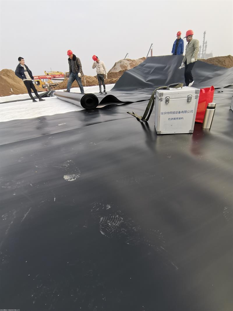 尾矿库土工膜实拍图4_厂家鸿跃环保